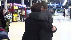 Întâmpinaţi cu îmbrăţişări călduroase. Primul grup de moldoveni blocaţi în Sudanul de Sud a revenit acasă