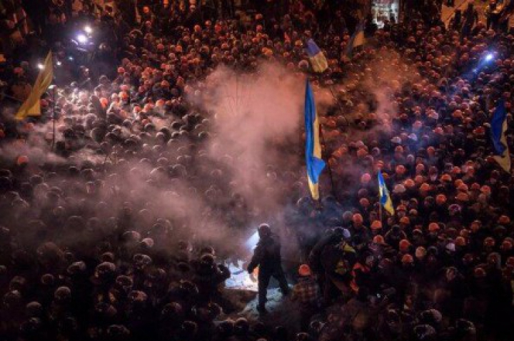 Euromaidanul în FOTOGRAFII. Încă o noapte de lupte între protestatari şi forţele de ordine