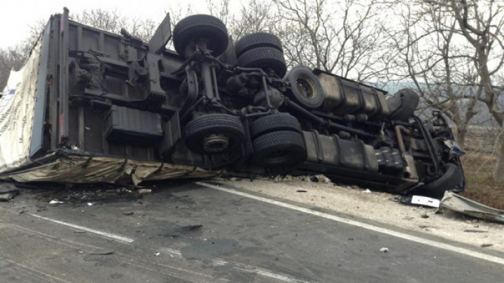 Accident pe traseul Chişinău-Bălţi! Un camion s-a răsturnat după ce a fost lovit de o autobasculantă (FOTO)