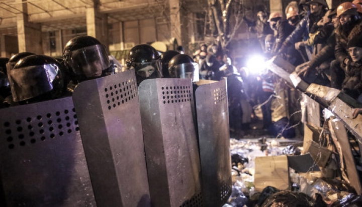 Euromaidanul în FOTOGRAFII. Încă o noapte de lupte între protestatari şi forţele de ordine