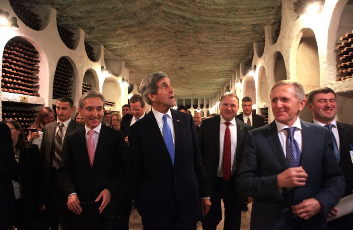 John Kerry a plecat din Moldova cu daruri selecte. Ce a primit oficialul de la Iurie Leancă FOTO