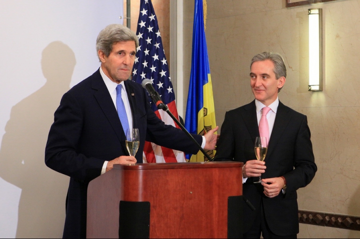 John Kerry a băut vin moldovenesc în beciurile de la Cricova: Să ciocnim pentru parteneriatul dintre SUA şi Moldova (VIDEO)