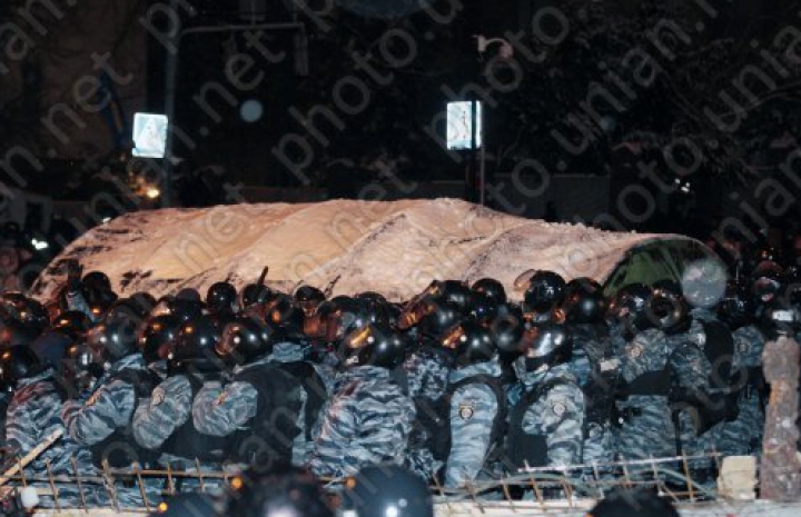 Euromaidanul în FOTOGRAFII. Încă o noapte de lupte între protestatari şi forţele de ordine