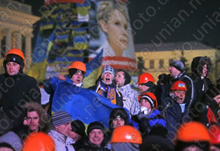 Euromaidanul în FOTOGRAFII. Încă o noapte de lupte între protestatari şi forţele de ordine