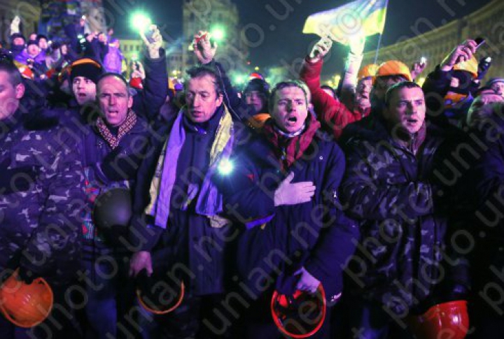 Euromaidanul în FOTOGRAFII. Încă o noapte de lupte între protestatari şi forţele de ordine