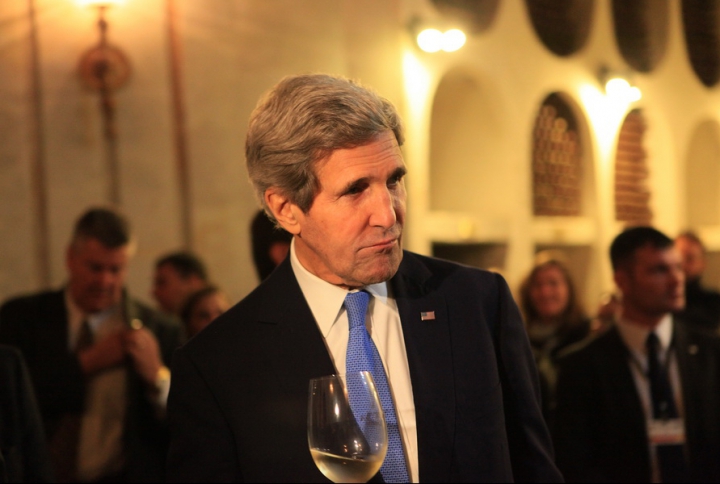 John Kerry a băut vin moldovenesc în beciurile de la Cricova: Să ciocnim pentru parteneriatul dintre SUA şi Moldova (VIDEO)