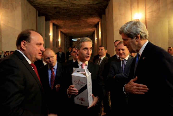 John Kerry a plecat din Moldova cu daruri selecte. Ce a primit oficialul de la Iurie Leancă FOTO