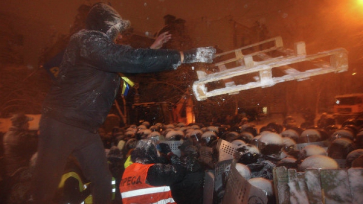 Euromaidanul în FOTOGRAFII. Încă o noapte de lupte între protestatari şi forţele de ordine