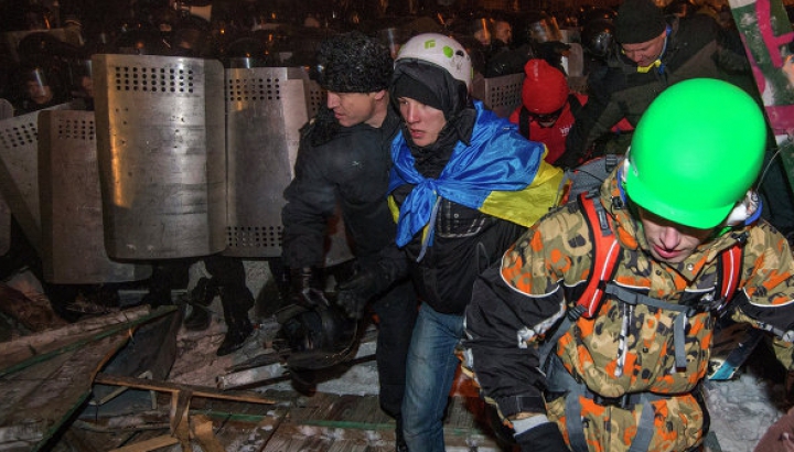 Euromaidanul în FOTOGRAFII. Încă o noapte de lupte între protestatari şi forţele de ordine