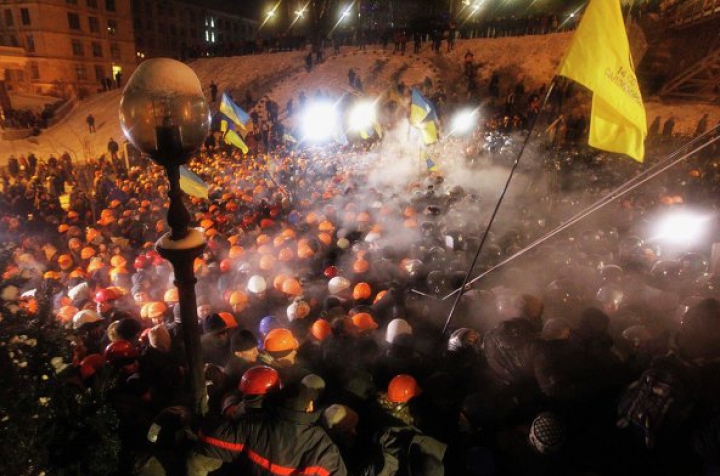 Euromaidanul în FOTOGRAFII. Încă o noapte de lupte între protestatari şi forţele de ordine