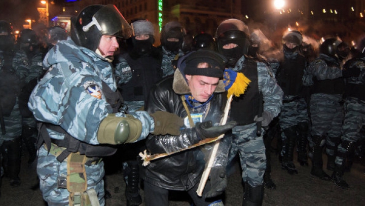 Euromaidanul în FOTOGRAFII. Încă o noapte de lupte între protestatari şi forţele de ordine