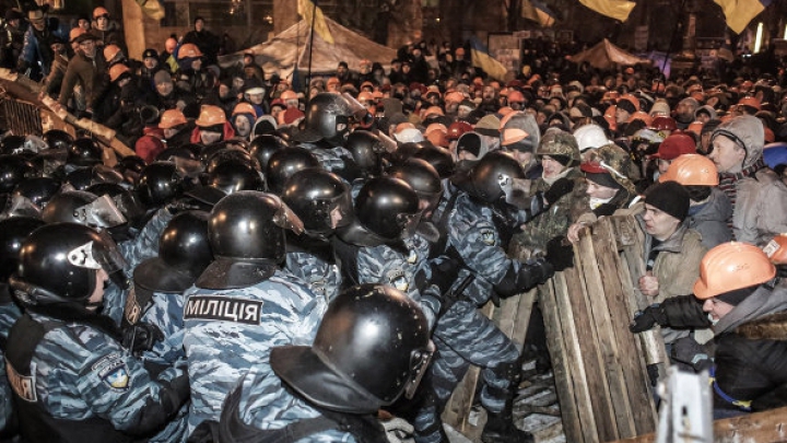 Euromaidanul în FOTOGRAFII. Încă o noapte de lupte între protestatari şi forţele de ordine