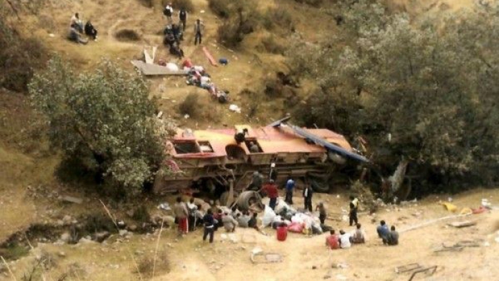 Tragedie în Pakistan! Cel puţin 10 persoane au murit într-un grav accident rutier