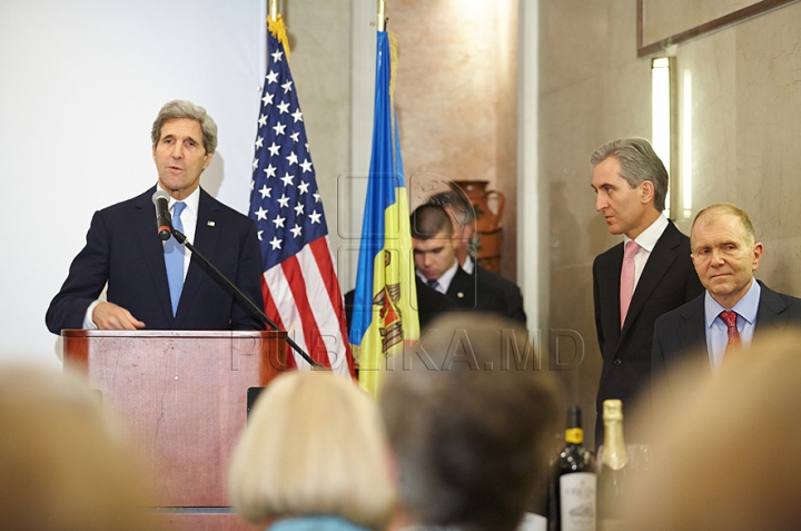 Vizita lui John Kerry la Vinăria Cricova în 70 de FOTOGRAFII. Imagini impresionante cu secretarul de stat american