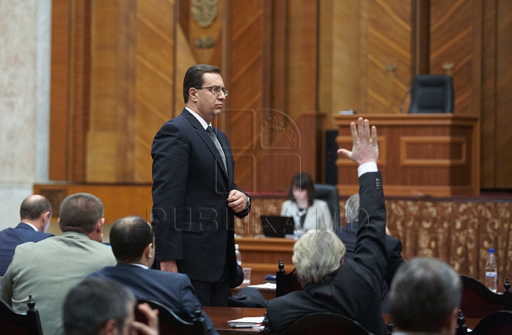 Cum a început bătaia de astăzi din Parlament GALERIE FOTO/VIDEO