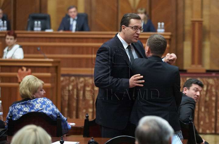 Cum a început bătaia de astăzi din Parlament GALERIE FOTO/VIDEO