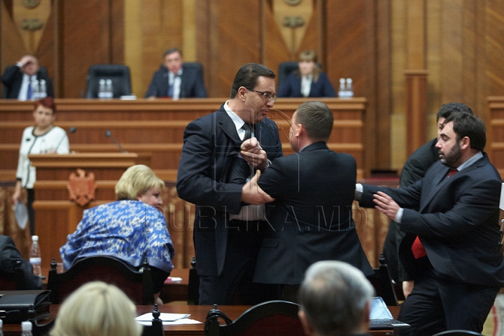 Cum a început bătaia de astăzi din Parlament GALERIE FOTO/VIDEO