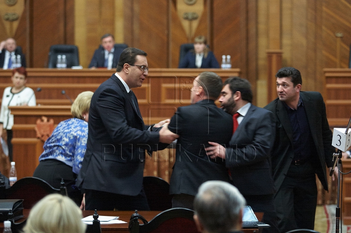 Cum a început bătaia de astăzi din Parlament GALERIE FOTO/VIDEO