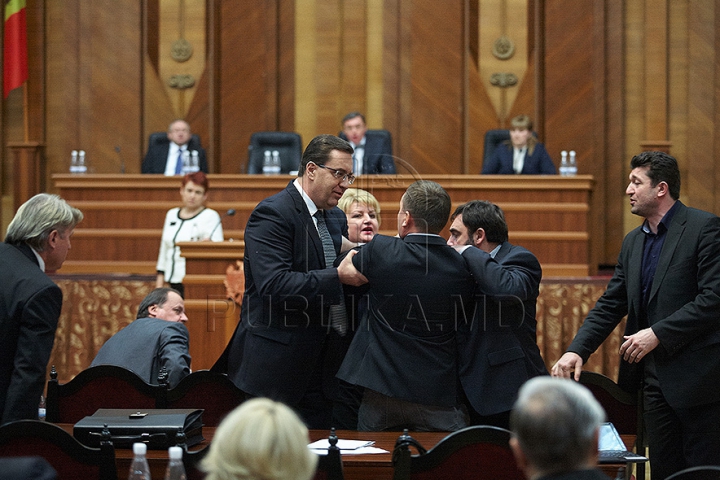 Cum a început bătaia de astăzi din Parlament GALERIE FOTO/VIDEO