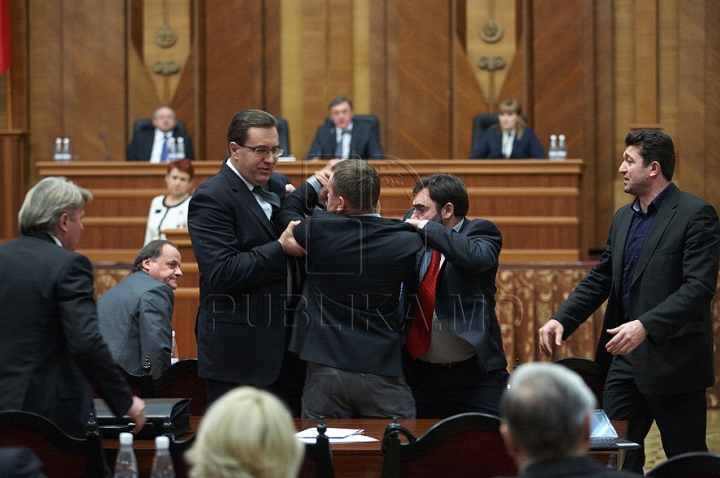 Cum a început bătaia de astăzi din Parlament GALERIE FOTO/VIDEO