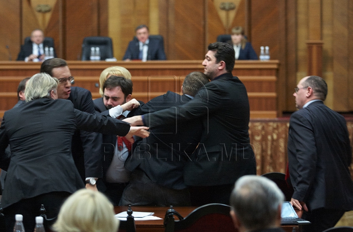 Cum a început bătaia de astăzi din Parlament GALERIE FOTO/VIDEO