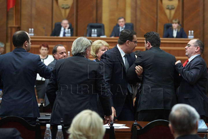 Cum a început bătaia de astăzi din Parlament GALERIE FOTO/VIDEO