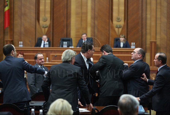 Cum a început bătaia de astăzi din Parlament GALERIE FOTO/VIDEO