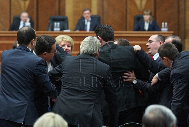 Cum a început bătaia de astăzi din Parlament GALERIE FOTO/VIDEO