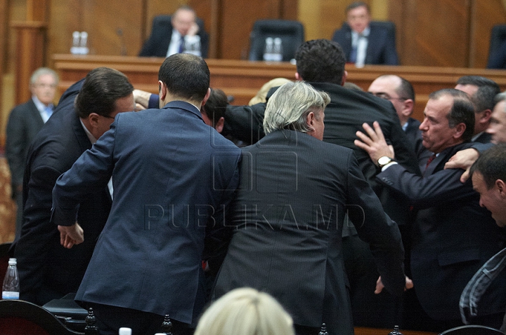 Cum a început bătaia de astăzi din Parlament GALERIE FOTO/VIDEO