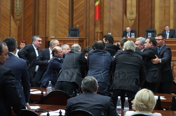 Cum a început bătaia de astăzi din Parlament GALERIE FOTO/VIDEO