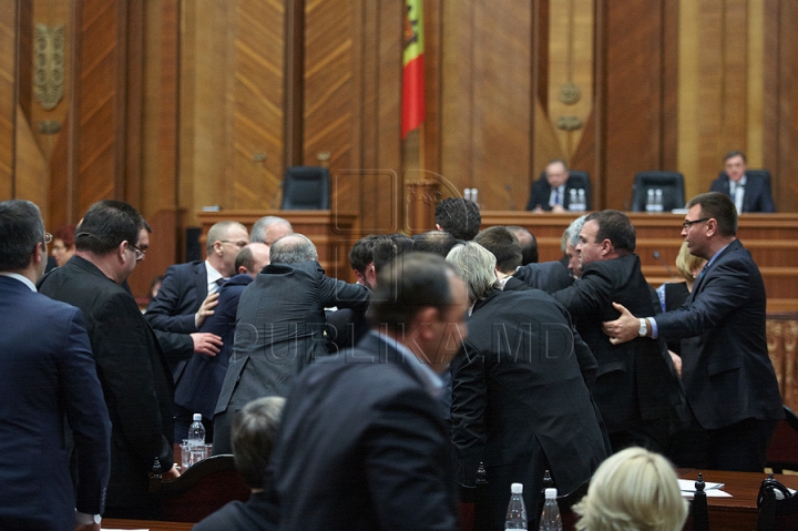 Cum a început bătaia de astăzi din Parlament GALERIE FOTO/VIDEO