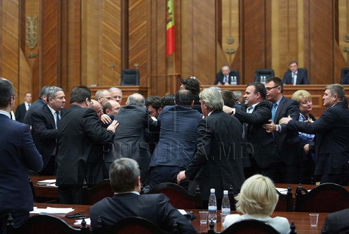 Cum a început bătaia de astăzi din Parlament GALERIE FOTO/VIDEO