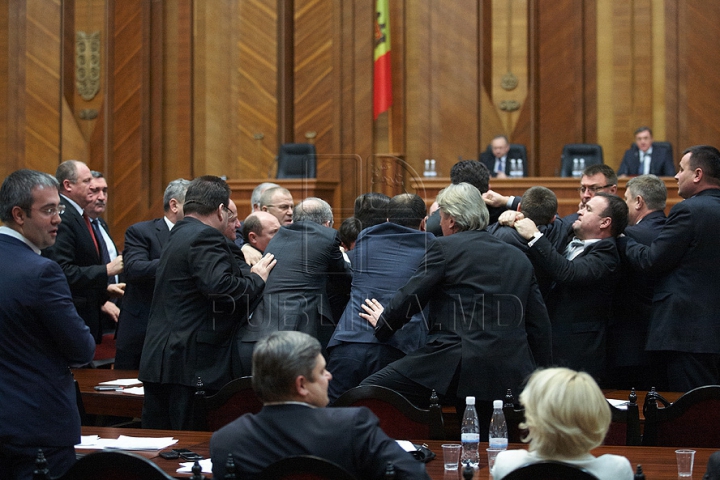 Cum a început bătaia de astăzi din Parlament GALERIE FOTO/VIDEO