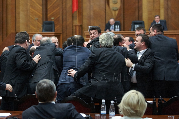 Cum a început bătaia de astăzi din Parlament GALERIE FOTO/VIDEO