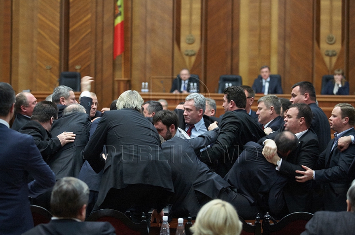 Cum a început bătaia de astăzi din Parlament GALERIE FOTO/VIDEO