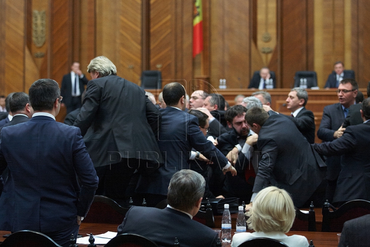 Cum a început bătaia de astăzi din Parlament GALERIE FOTO/VIDEO