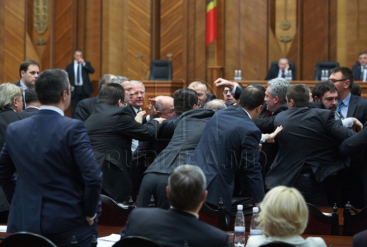 Cum a început bătaia de astăzi din Parlament GALERIE FOTO/VIDEO