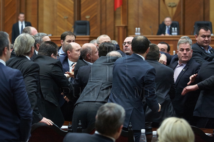 Cum a început bătaia de astăzi din Parlament GALERIE FOTO/VIDEO