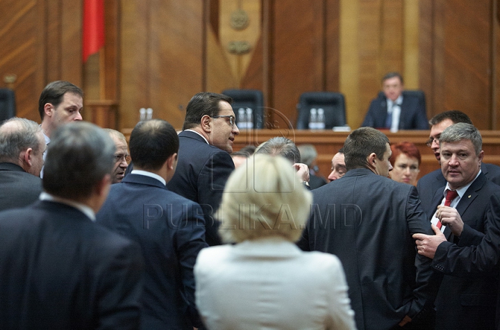 Cum a început bătaia de astăzi din Parlament GALERIE FOTO/VIDEO