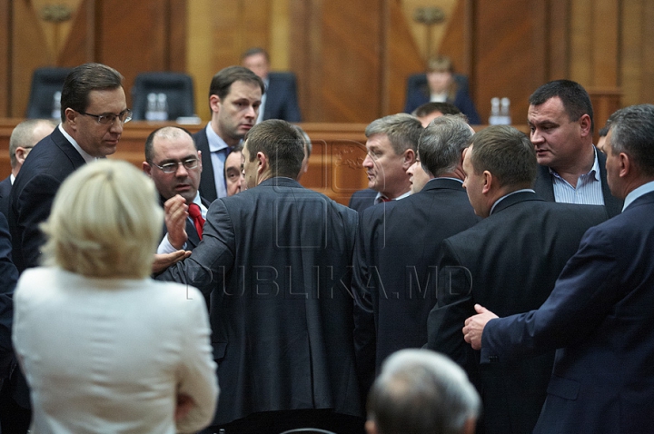 Cum a început bătaia de astăzi din Parlament GALERIE FOTO/VIDEO