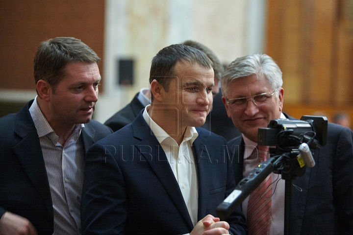 Cum a început bătaia de astăzi din Parlament GALERIE FOTO/VIDEO