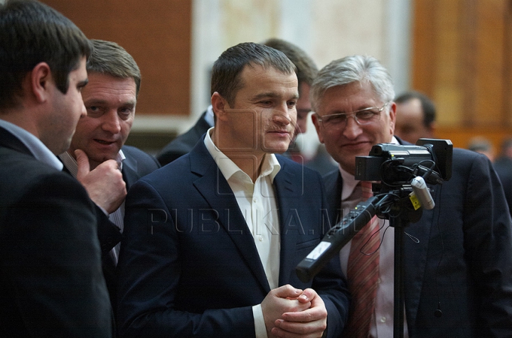 Cum a început bătaia de astăzi din Parlament GALERIE FOTO/VIDEO