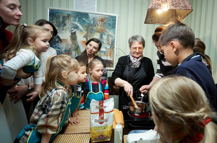 (VIDEO-FOTO) Masterclass culinar de la micuţi: 13 copii au făcut prăjituri pentru Moş Crăciun 