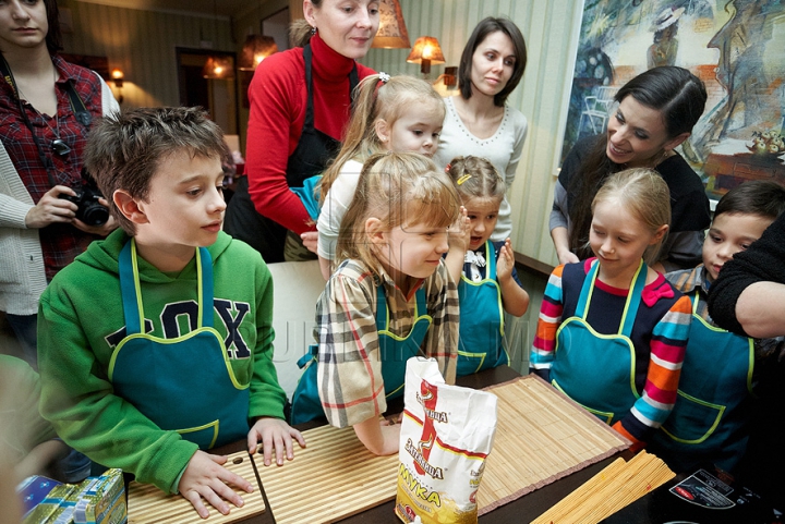 (VIDEO-FOTO) Masterclass culinar de la micuţi: 13 copii au făcut prăjituri pentru Moş Crăciun