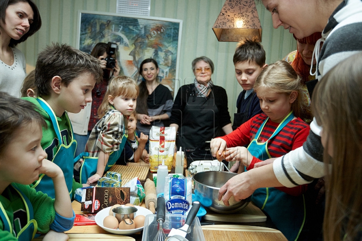 (VIDEO-FOTO) Masterclass culinar de la micuţi: 13 copii au făcut prăjituri pentru Moş Crăciun 