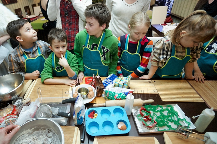 (VIDEO-FOTO) Masterclass culinar de la micuţi: 13 copii au făcut prăjituri pentru Moş Crăciun 