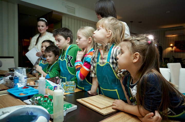 (VIDEO-FOTO) Masterclass culinar de la micuţi: 13 copii au făcut prăjituri pentru Moş Crăciun 