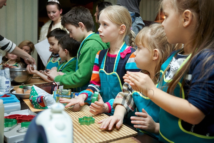 (VIDEO-FOTO) Masterclass culinar de la micuţi: 13 copii au făcut prăjituri pentru Moş Crăciun 