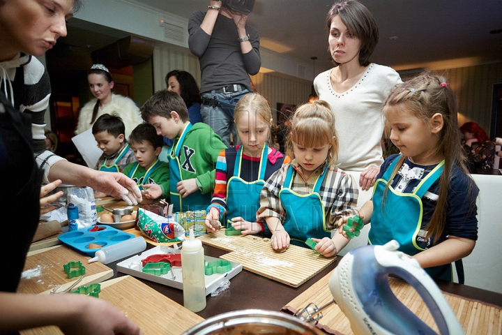 (VIDEO-FOTO) Masterclass culinar de la micuţi: 13 copii au făcut prăjituri pentru Moş Crăciun 