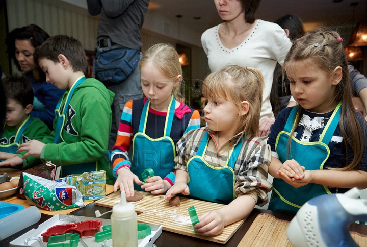 (VIDEO-FOTO) Masterclass culinar de la micuţi: 13 copii au făcut prăjituri pentru Moş Crăciun 